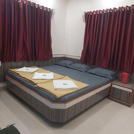 Sai Raghunandan Guest House شيردي المظهر الخارجي الصورة