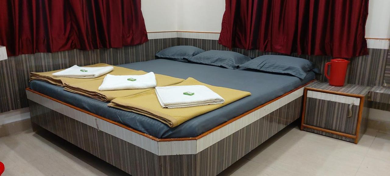 Sai Raghunandan Guest House شيردي المظهر الخارجي الصورة