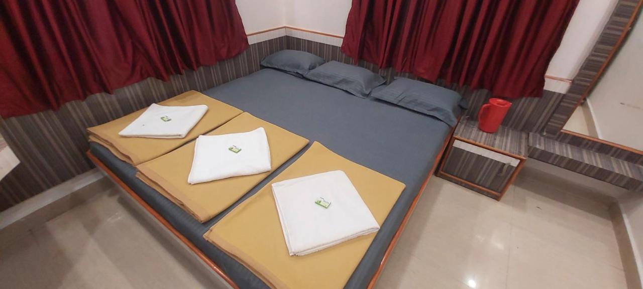 Sai Raghunandan Guest House شيردي المظهر الخارجي الصورة