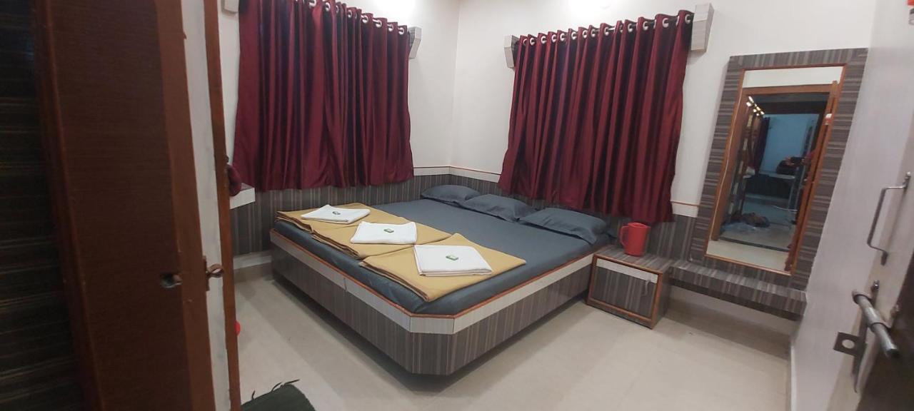 Sai Raghunandan Guest House شيردي المظهر الخارجي الصورة