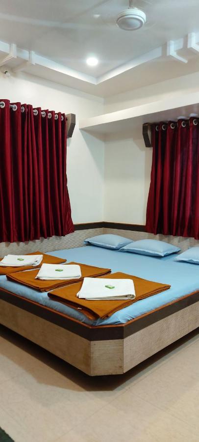 Sai Raghunandan Guest House شيردي المظهر الخارجي الصورة