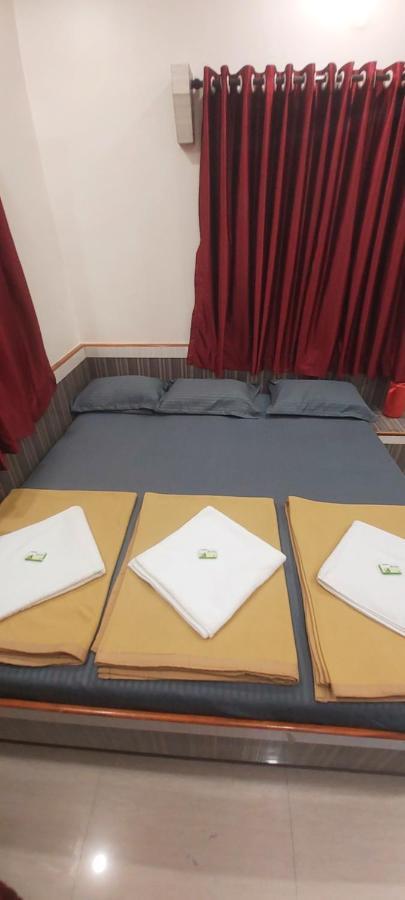 Sai Raghunandan Guest House شيردي المظهر الخارجي الصورة