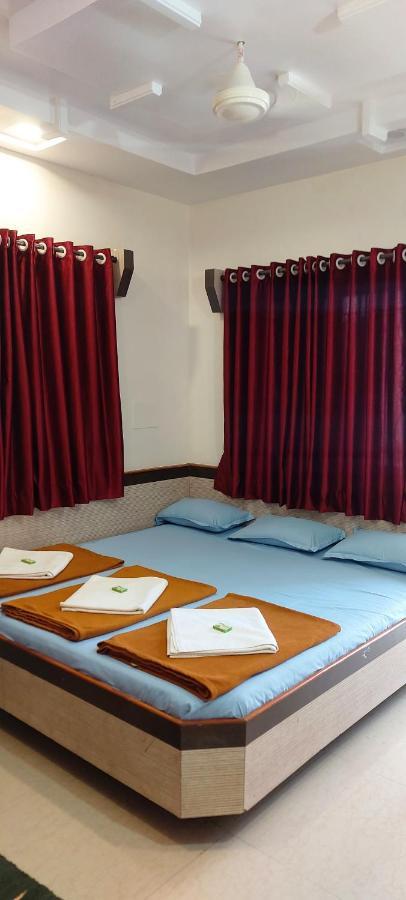 Sai Raghunandan Guest House شيردي المظهر الخارجي الصورة