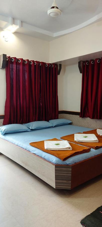 Sai Raghunandan Guest House شيردي المظهر الخارجي الصورة