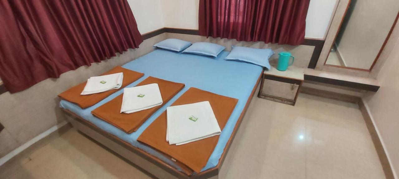 Sai Raghunandan Guest House شيردي المظهر الخارجي الصورة