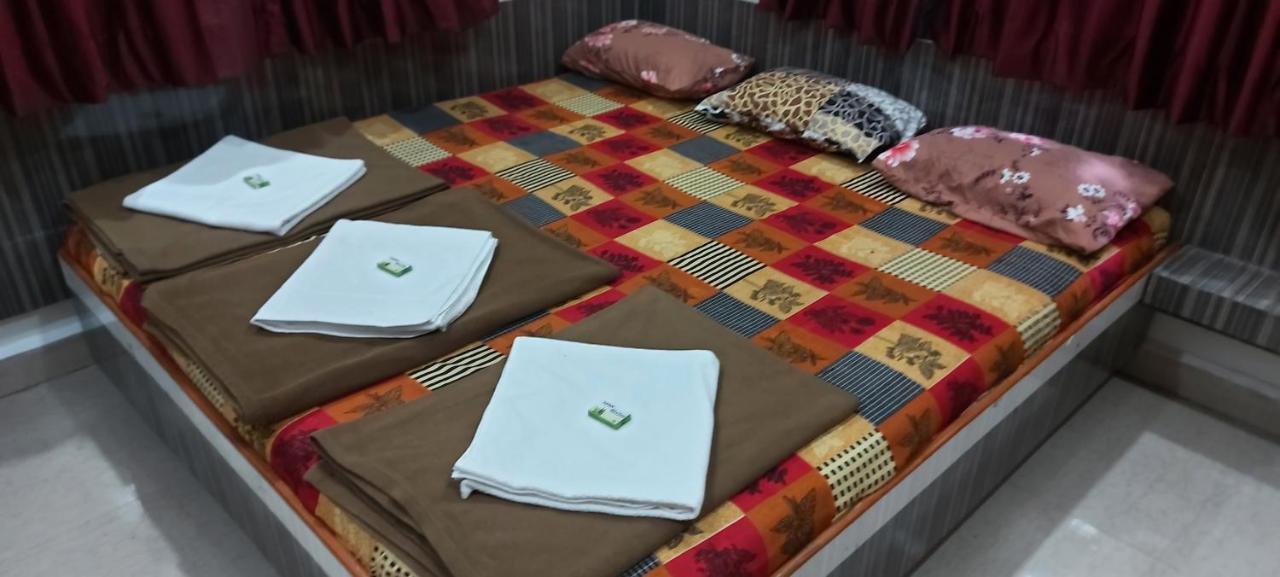 Sai Raghunandan Guest House شيردي المظهر الخارجي الصورة