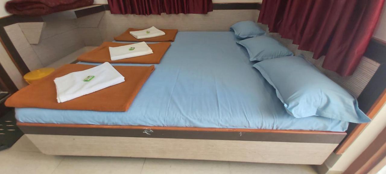 Sai Raghunandan Guest House شيردي المظهر الخارجي الصورة
