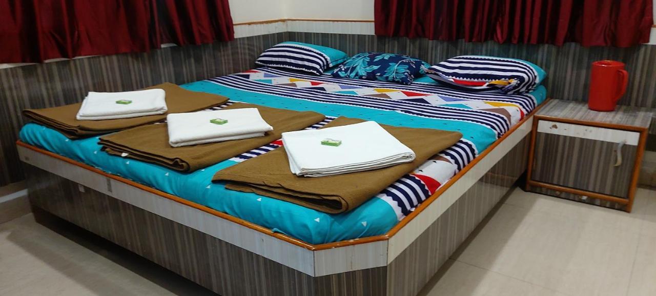 Sai Raghunandan Guest House شيردي المظهر الخارجي الصورة