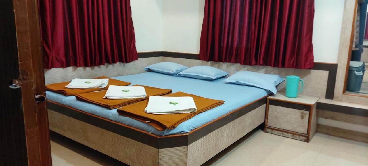 Sai Raghunandan Guest House شيردي المظهر الخارجي الصورة